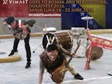 Gambar sampul V1MAST, Grup Band Nyeleneh yang Bawa Indonesia ke Bosnia