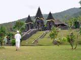 Gambar sampul Menyusuri Pura Jagatkarta, Pura Terbesar Di Pulau Jawa