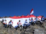 Gambar sampul Merah Putih di Tebing Tertinggi Jawa Timur