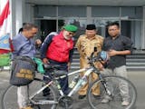 Gambar sampul Kampanyekan Lingkungan, Bang Andik Keliling Indonesia Pakai Sepeda
