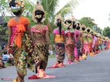 Gambar sampul Mapeed, Tradisi Iring-Iringan Unik Dari Bali