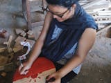 Gambar sampul Perempuan Asal Jakarta Ini "Sulap" Limbah Kayu Jadi Produk Kreatif Bernilai
