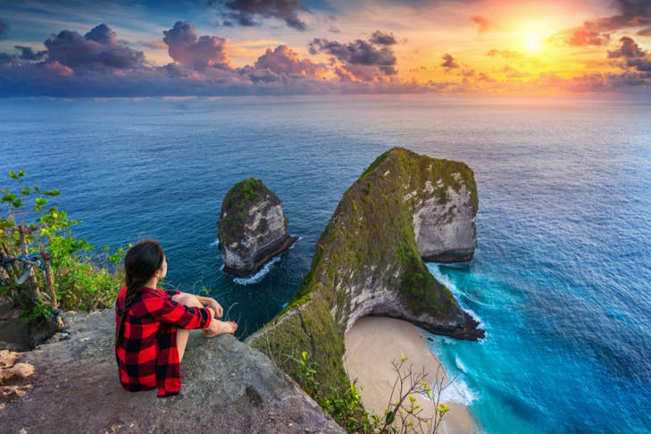 Panorama Pantai Kelingking di Nusa Penida: Tebing berbentuk unik yang menghadap ke laut biru jernih, menawarkan pemandangan alam yang menakjubkan dan spot foto yang ikonik